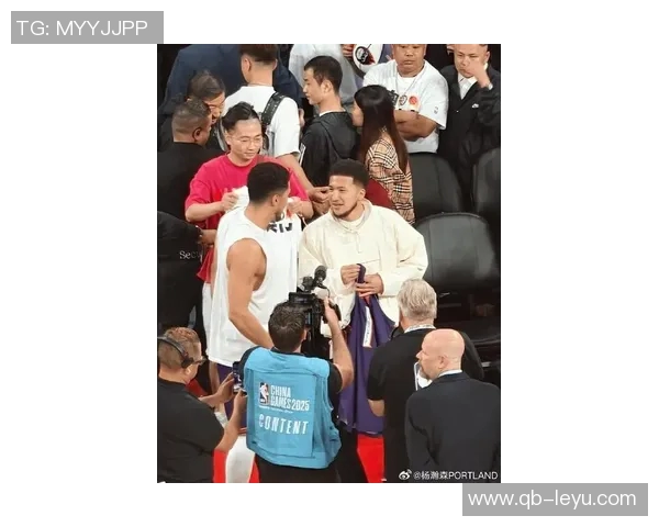 布克赛后与模仿者中国布克亲密合影赠送签名球衣展现友谊与支持