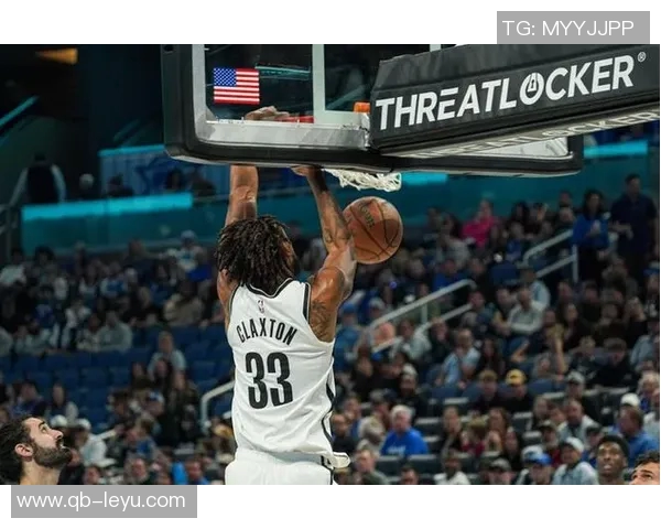 克拉克斯顿半场表现出色11投6中贡献13分7篮板2助攻1抢断